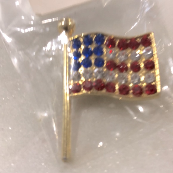 Rhinestone American flag pin - Picture 2 of 4